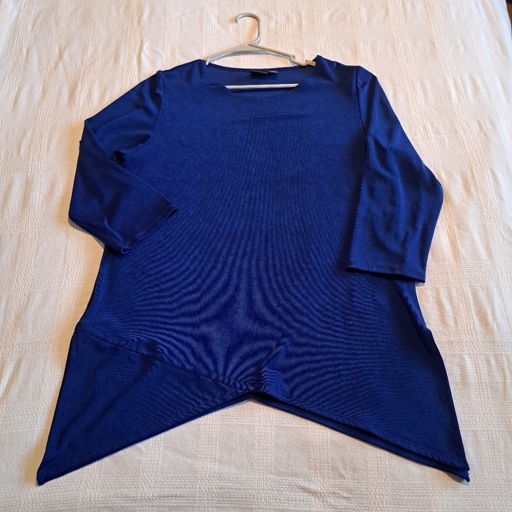 Chico's Travellers women's size 2 blue v bottom top